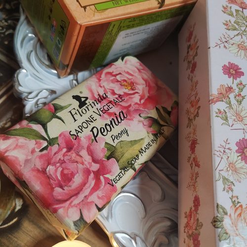 A rózsakert ígérete - Romantikus luxus ajándékcsomag csokoládéval, teával, kozmetikumokkal