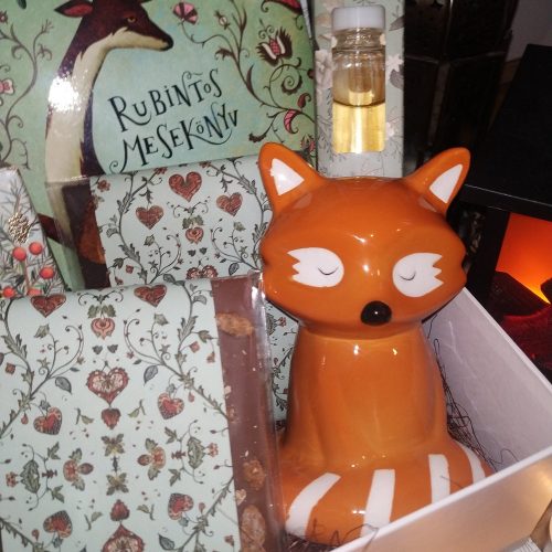 Rubintos mesekönyv ajándékcsomag csokoládéval és róka persellyel