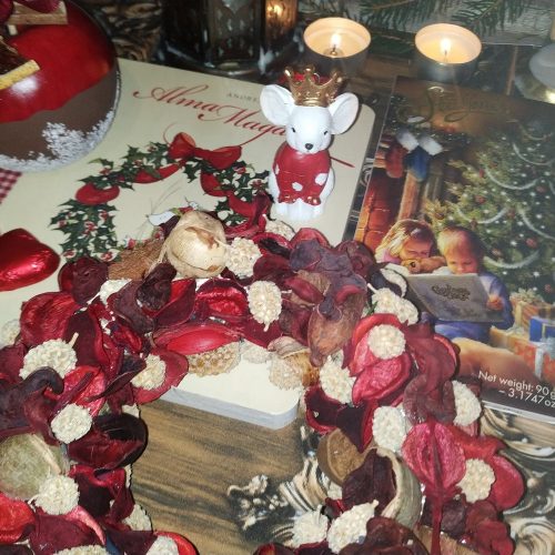 Ajándékcsomag mesekönyvvel csokoládéval Alma Magdi kisegér Karácsonyi Varázslat cuki egér figurával