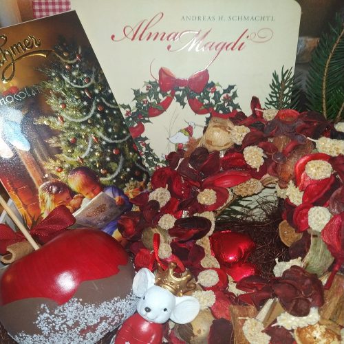 Ajándékcsomag mesekönyvvel csokoládéval Alma Magdi kisegér Karácsonyi Varázslat cuki egér figurával