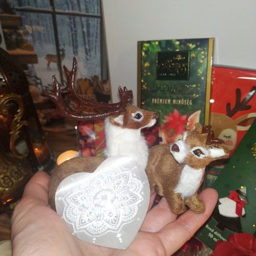 Karácsonyi ajándékcsomag csokoládéval, szerelmes szarvasokkal, szelenit ásvány szívvel