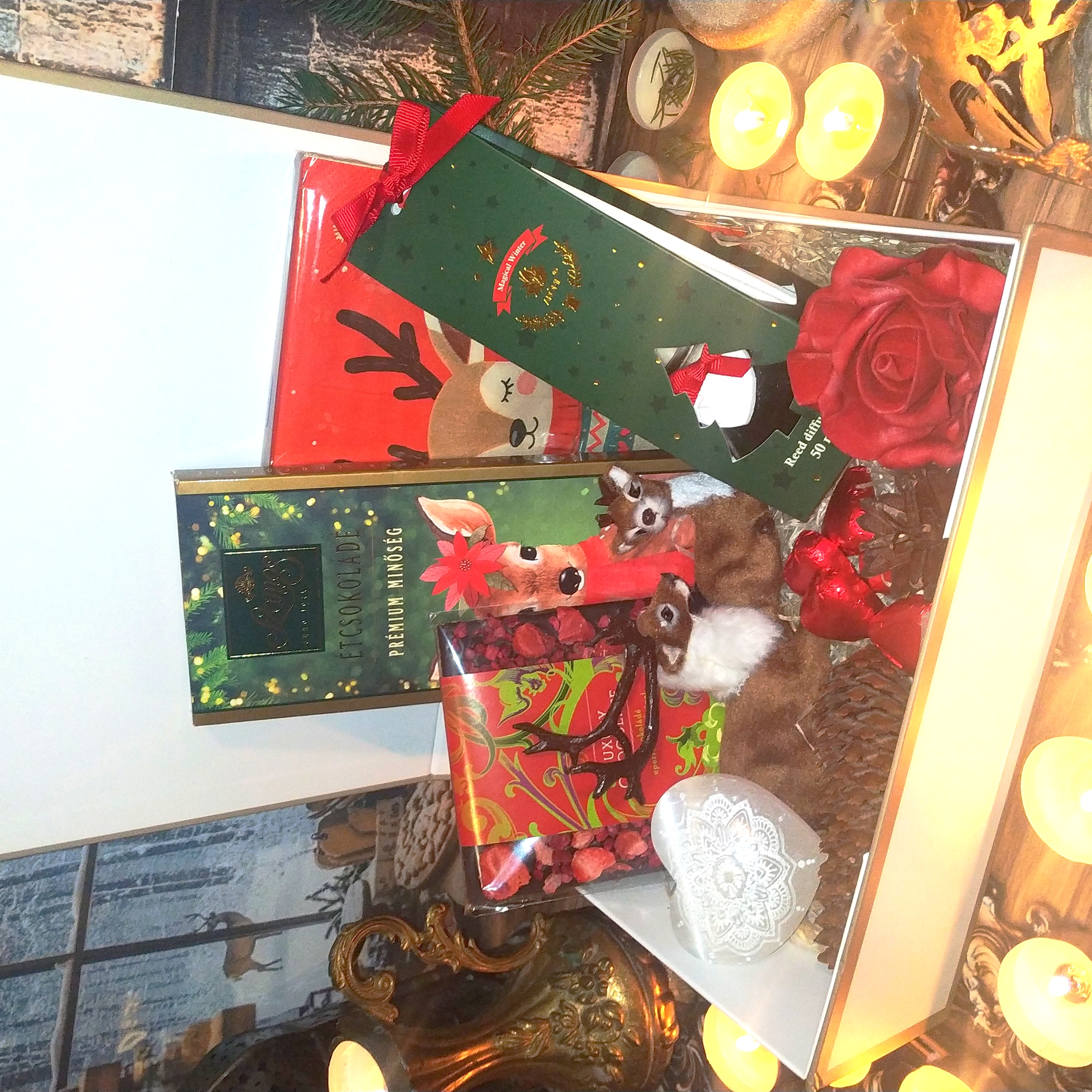 karácsonyi ajándékcsomag csokoládéval szarvasokkal